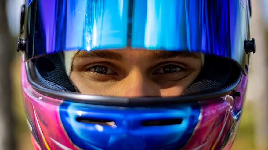 Formula 4 -kuljettaja Luka Sammalisto poseeraa kypärä päässä.