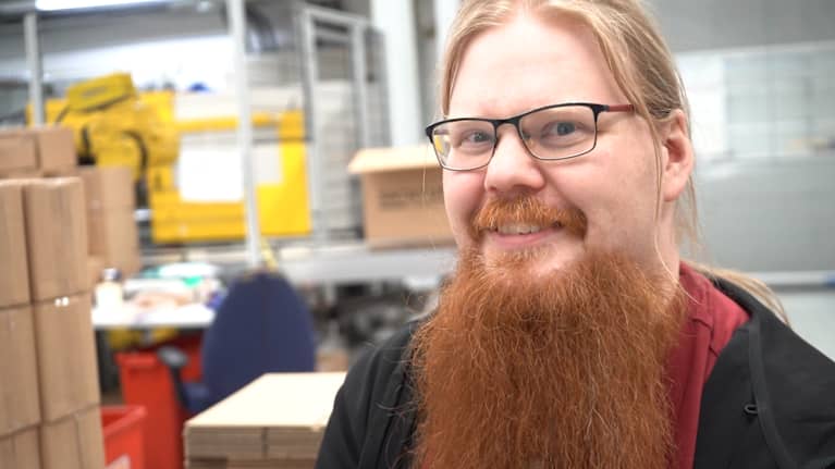 Punapartainen Kalle Antikainen työpaikallaan.