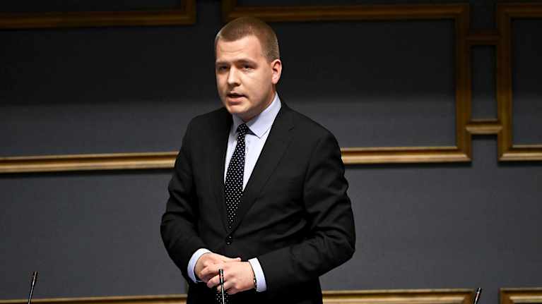 Eemeli Peltonen puhuu eduskunnassa.