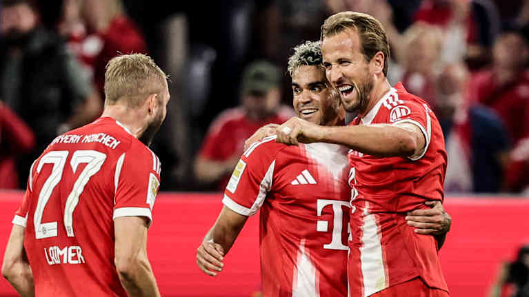 Bayern Munchenin Harry Kane ja Luis Diaz juhlivat.
