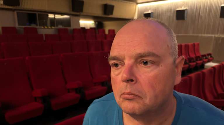 Riku Räsänen Raumalla Iso-Hannun elokuvateatterin salissa.