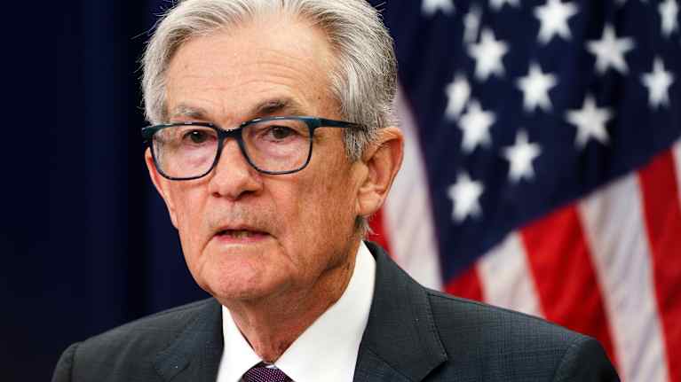 Yhdysvaltain keskuspankin pääjohtaja Jerome Powell, silmälasipäinen vakava mies.