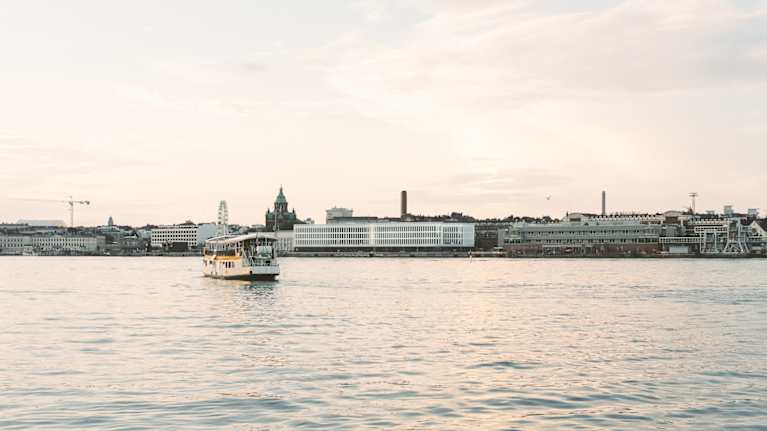 Katajanokan rannan rakennuksia. Etualalla lautta.