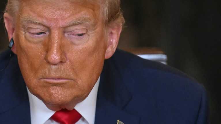 Yhdysvaltain presidentti Donald Trump lähikuvassa.