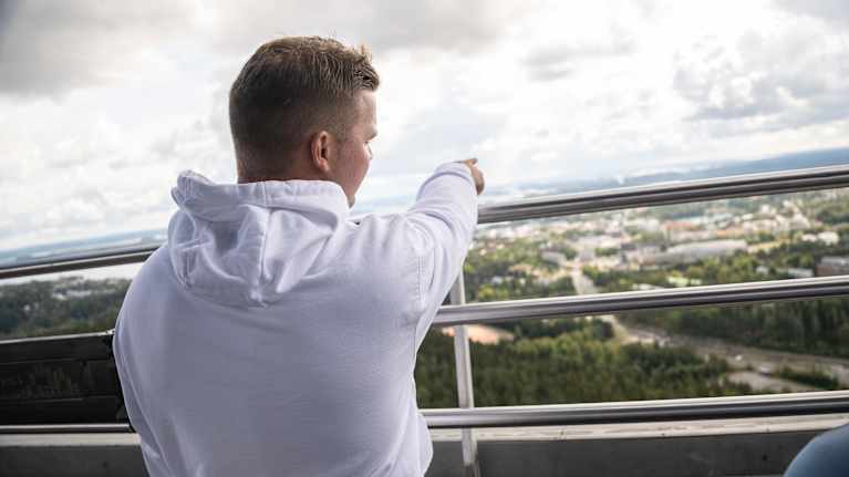 Teemu Hartikainen katselee Puijon tornista katsottuna.