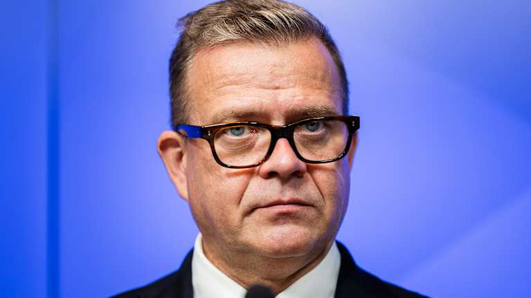 Pääministeri Petteri Orpo (kok.) puhuu medialle.