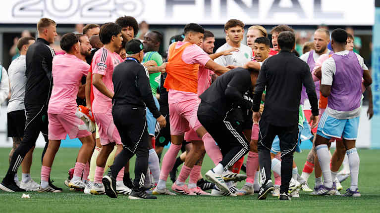 Seattle Soundersin ja Inter Miamin liigacupin finaali päättyi käsirysyyn.