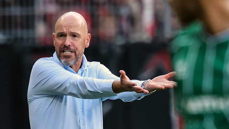 Erik ten Hag levittelee käsiään.