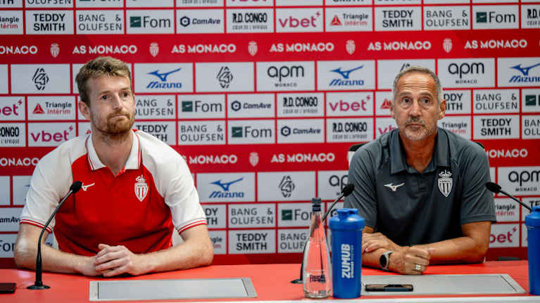 Lukas Hradecky ja Monacon päävalmentaja Adi Hütter lehdistön edessä, kun Hradecky siirtyi Monacoon elokuussa 2025.