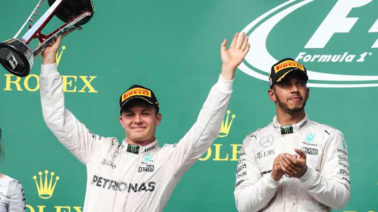Nico Rosberg ja Lewis Hamilton podiumilla 23.10.2016 USA:n GP:n jälkeen Texasissa. 