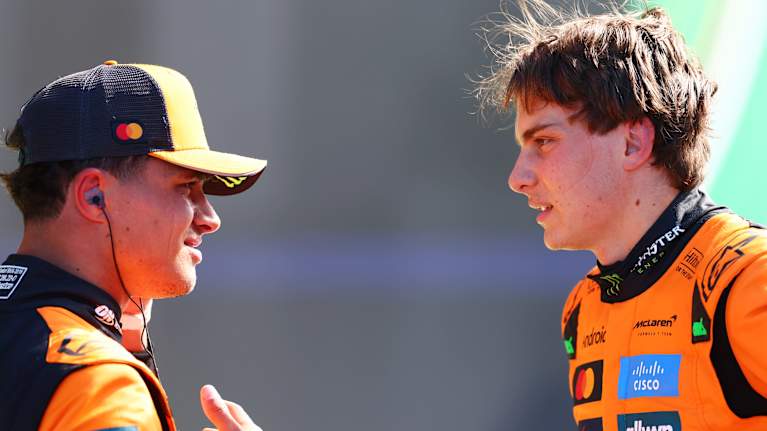 Oscar Piastri ja Lando Norris keskustelevat Zandvoortin radalla aika-ajon jälkeen 30.8.2025.