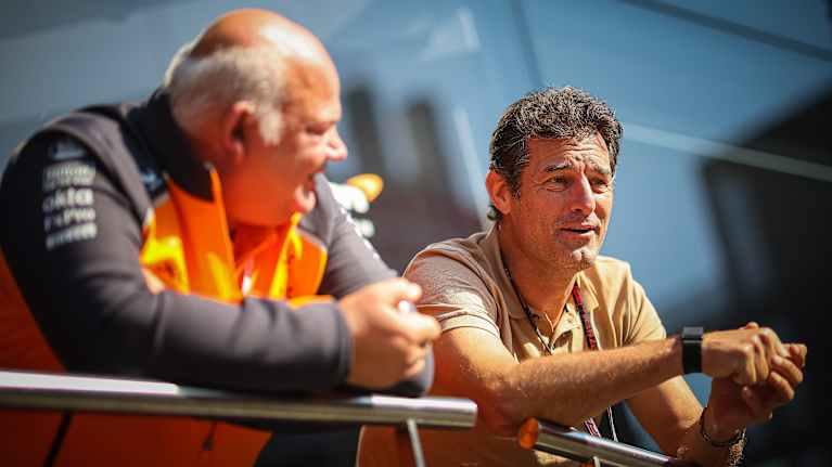 Mark Webber ja Rob Marshall, McLarenin pääsuunnittelija, vaihtavat ajatuksia Barcelonan GP:n yhteydessä 31.05.2025.