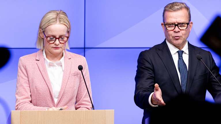 Riikka Purra ja Petteri Orpo vastaa media kysymyksiin tiedotustilaisuudessa.