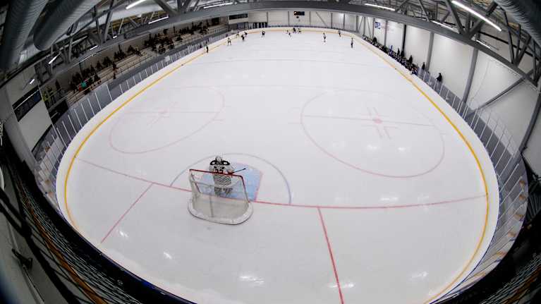 Yleiskuva Tapiolan 2-hallista, jossa Kiekko-Espoon naisten jääkiekkojoukkue on pelannut liigaottelunsa.