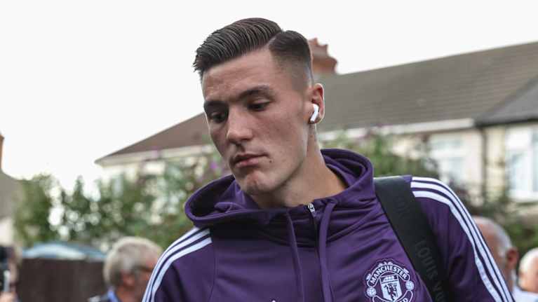 Manchester Unitedin Benjamin Sesko kävelee nappikuulokkeet korvillaan.