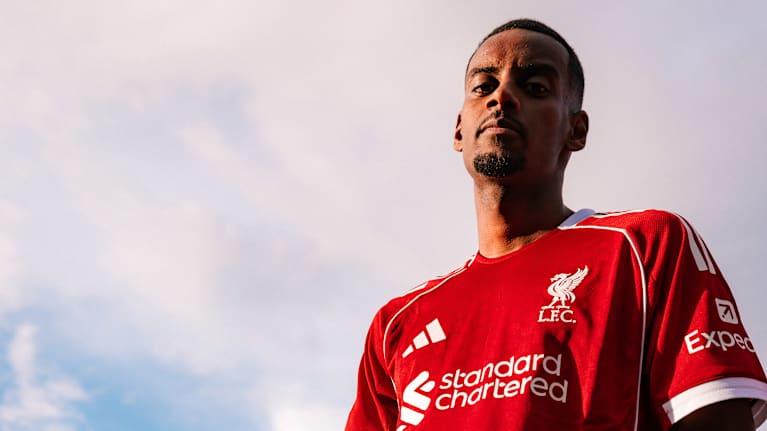 Alexander Isak poseeraa tuoreena Liverpoolin pelaajana.