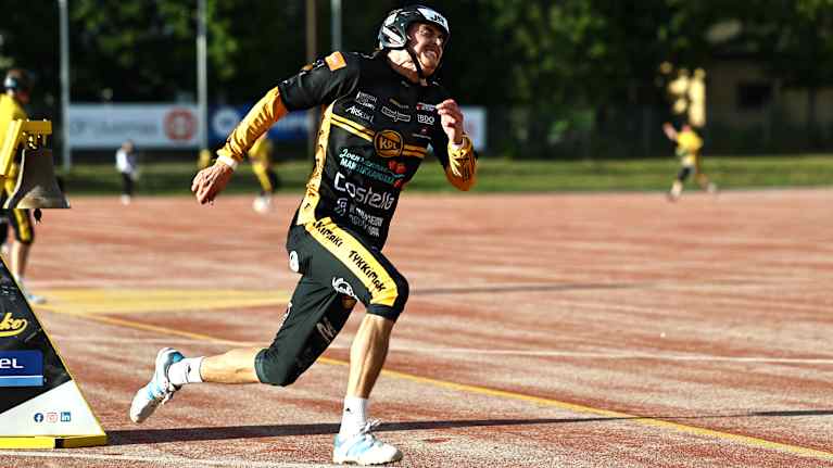 Patrik Vartama juoksemassa kotipesään.