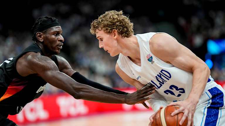 Isaac Bonga puolustaa Lauri Markkasta.