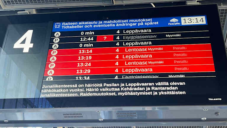 Junan ilmoitustaulussa paljon peruttuja junia.
