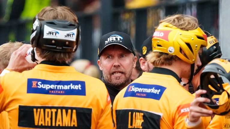 Petri Tuuva ohjeistaa pelaajia. Hänen edessään Patrik Vartama ja Eemeli Laine selät kameraan päin.
