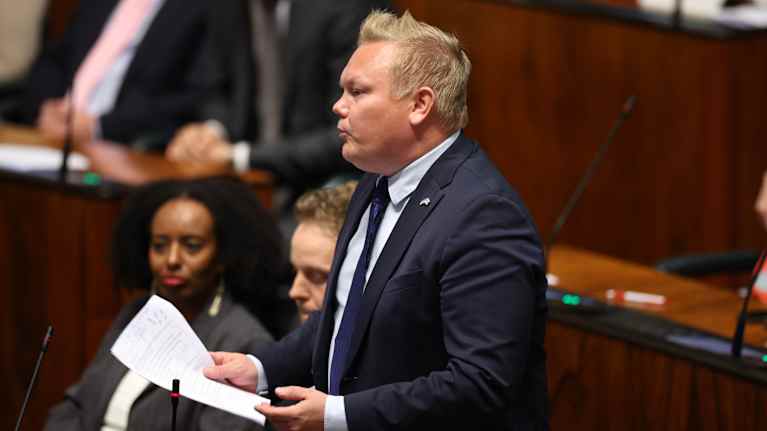Antti Kurvinen eduskunnan kyselytunnilla.