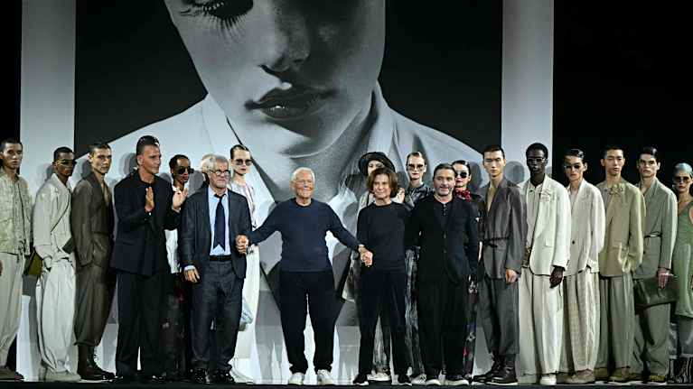 Giorgio Armani  Italialainen suunnittelija Giorgio Armani ja Roberta Armani seisovat catwalkilla Emporio Armani -malliston näytöksen lopussa.