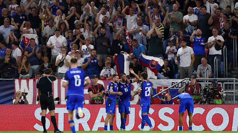 Slovakia juhlimassa. 