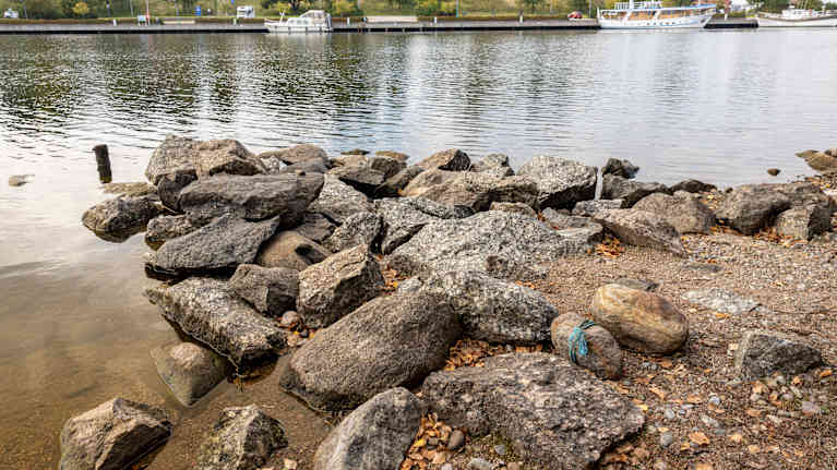 Saimaan vedenpinta on alhaalla ja rantakivet näkyvät Lappeenrannan satamassa.