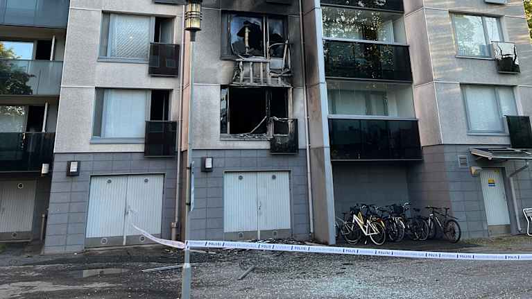 Palanut kerrostalo Tampereella Kullervonkadulla.