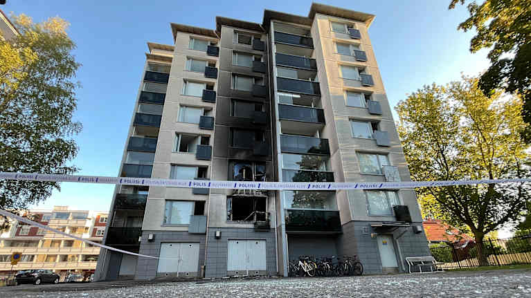 Palanut kerrostalo Tampereella Kullervonkadulla.