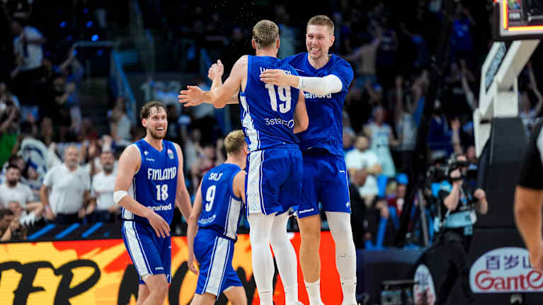 Elias Valtonen ja Alexander Madsen hyppäävät ilmaan Serbia-voiton kunniaksi.