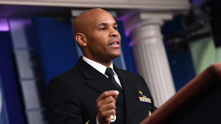 Yhdysvaltain korkein lääkintäviranomainen Jerome Adams puhuu Valkoisen talon lehdistöhuoneessa.