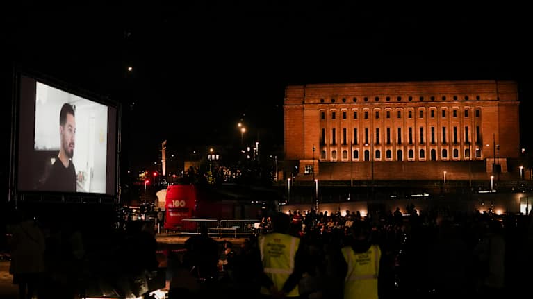 Rakkautta & Anarkiaa järjestämä PMMP keikalla: Ei enää ikinä -dokumentin näyttämö ja yleisö. Takana näkyy eduskuntatalo.