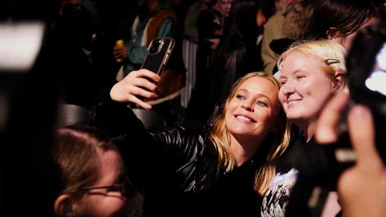 Paula Vesala ottamassa selfie-kuvaa fanin kanssa PMMP keikalla: Ei enää ikinä -dokumentin maailmanensi-illan jälkeen.