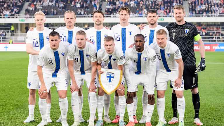Huuhkajien avauskokoonpano Puolaa vastaan kesäkuussa 2025 Olympiastadionilla.