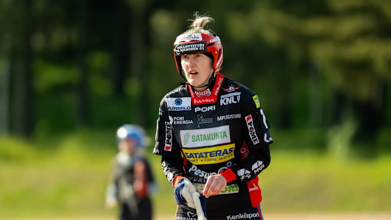 Elisa Pauna pukee hanskaa pesällä.