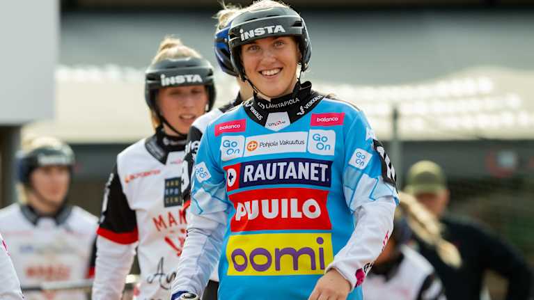Maija Vastamäki katsoo kameraan hymyillen.