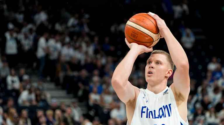 Elias Valtonen koripallon EM-kisoissa 2025.