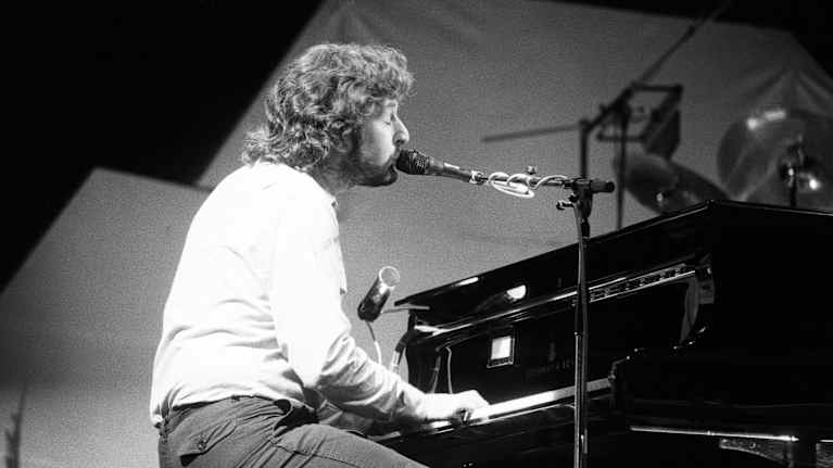 Rick Davies soittaa pianoa.