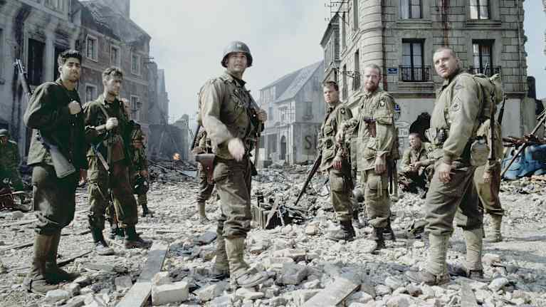 Tom Hanks sotilaana elokuvan lavasteissa.