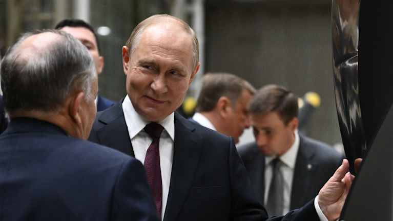Vladimir Putin puhuuu henkilön kanssa.
