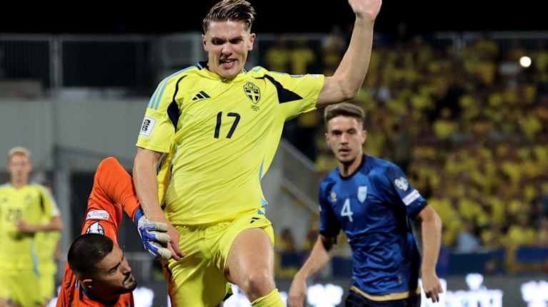Kosovon maalivahti Arijanet Muric (vas.) estämässä Ruotsin kärkimies Viktor Gyökeresin maalintekoaikeita 8.9.2025.