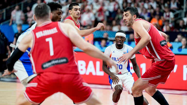 Ranskan Sylvain Francisco Georgiaa vastaan koripallon EM-kisoissa.