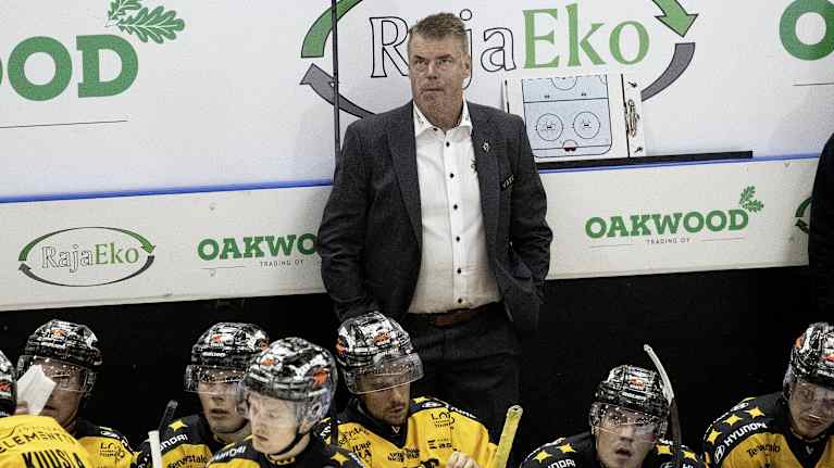 SaiPan valmentaja Raimo Helminen katsoo tulostaululle.