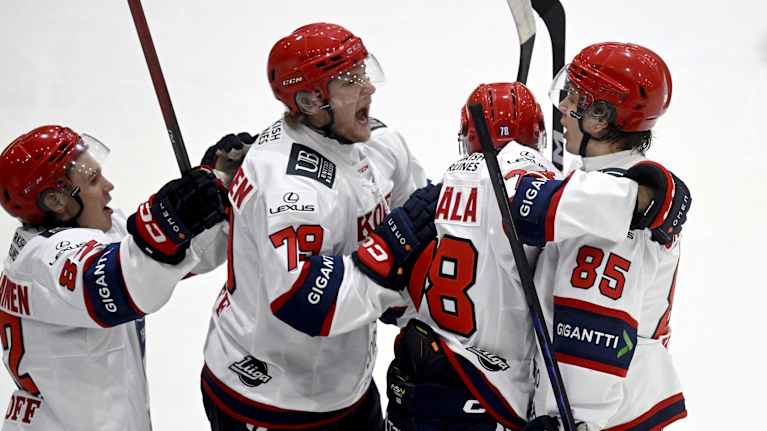 HIFK:n Aatu Karjalainen, Santeri Hartikainen, Jesse Seppälä ja Bruno Jalasti juhlivat voittomaaliksi jäänyttä 4-3-osumaa 9. syyskuuta 2025.