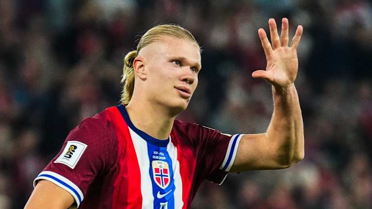 Erling Haaland näyttää sormilla maaliensa määrän Moldovaa vastaan 9.9.2025. 