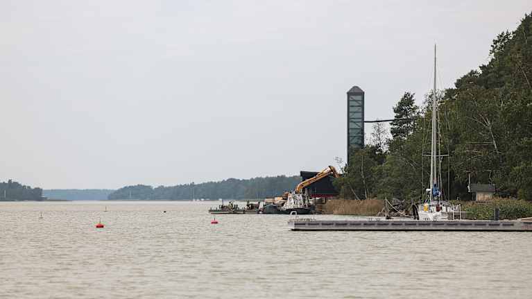 Hirvensalon kohuttu hissirakennus.