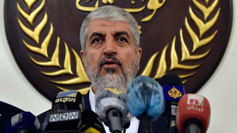 Hamas-johtaja Khaleed Meshaal puhuu medialle, paljon mikrofoneja edessään.