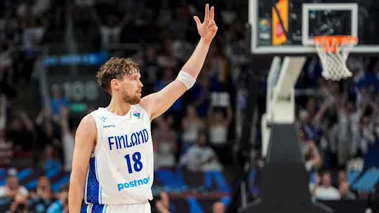 Mikael Jantunen koripallokentällä kyynärpää teipattuna. 