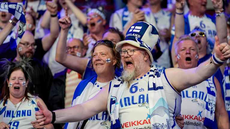 Susijengin kannattajien iloa Riian koripallokatsomossa 10.9.2025.